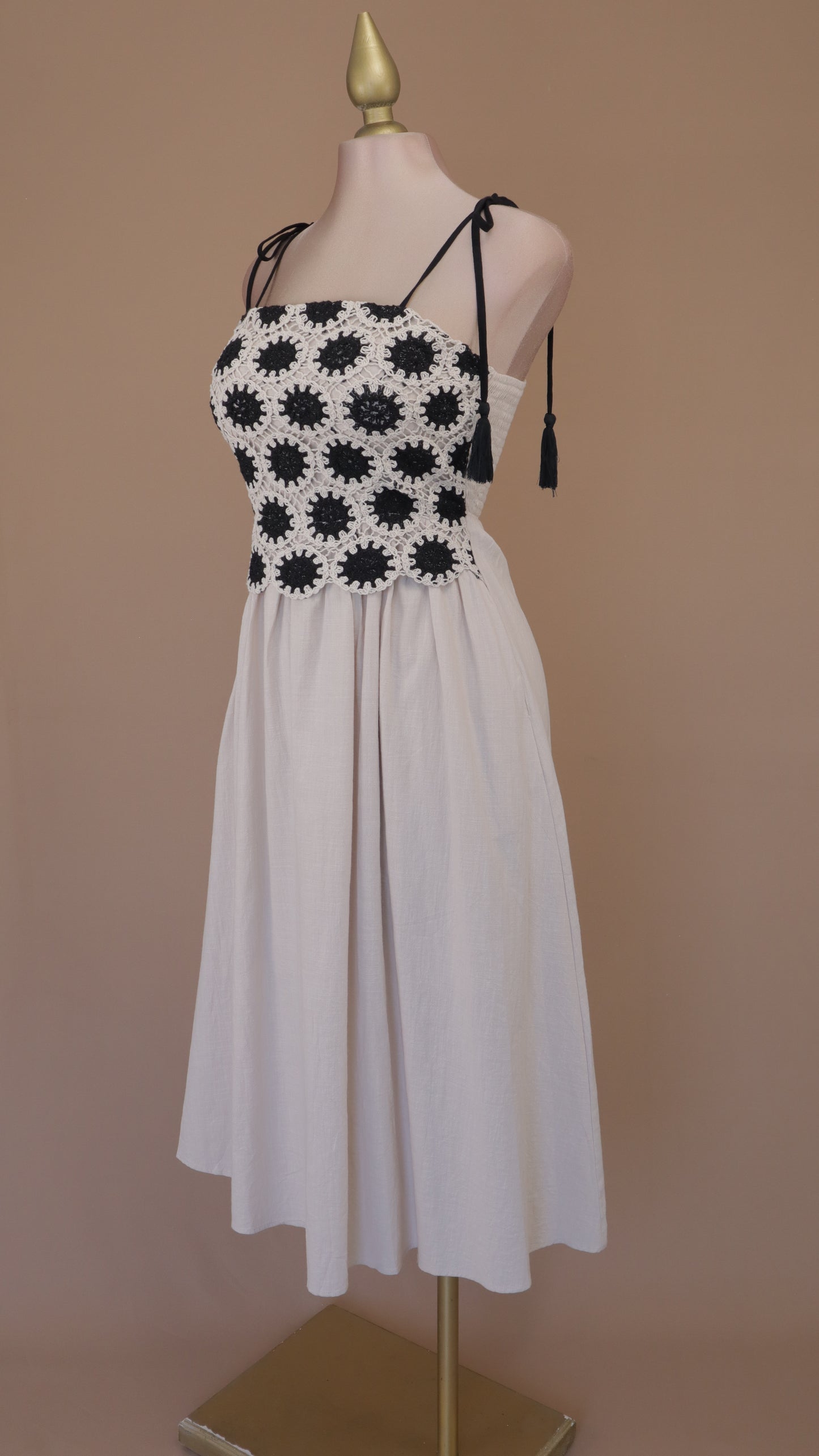 VESTIDO MAXI CON ENCAJE EN BUSTO