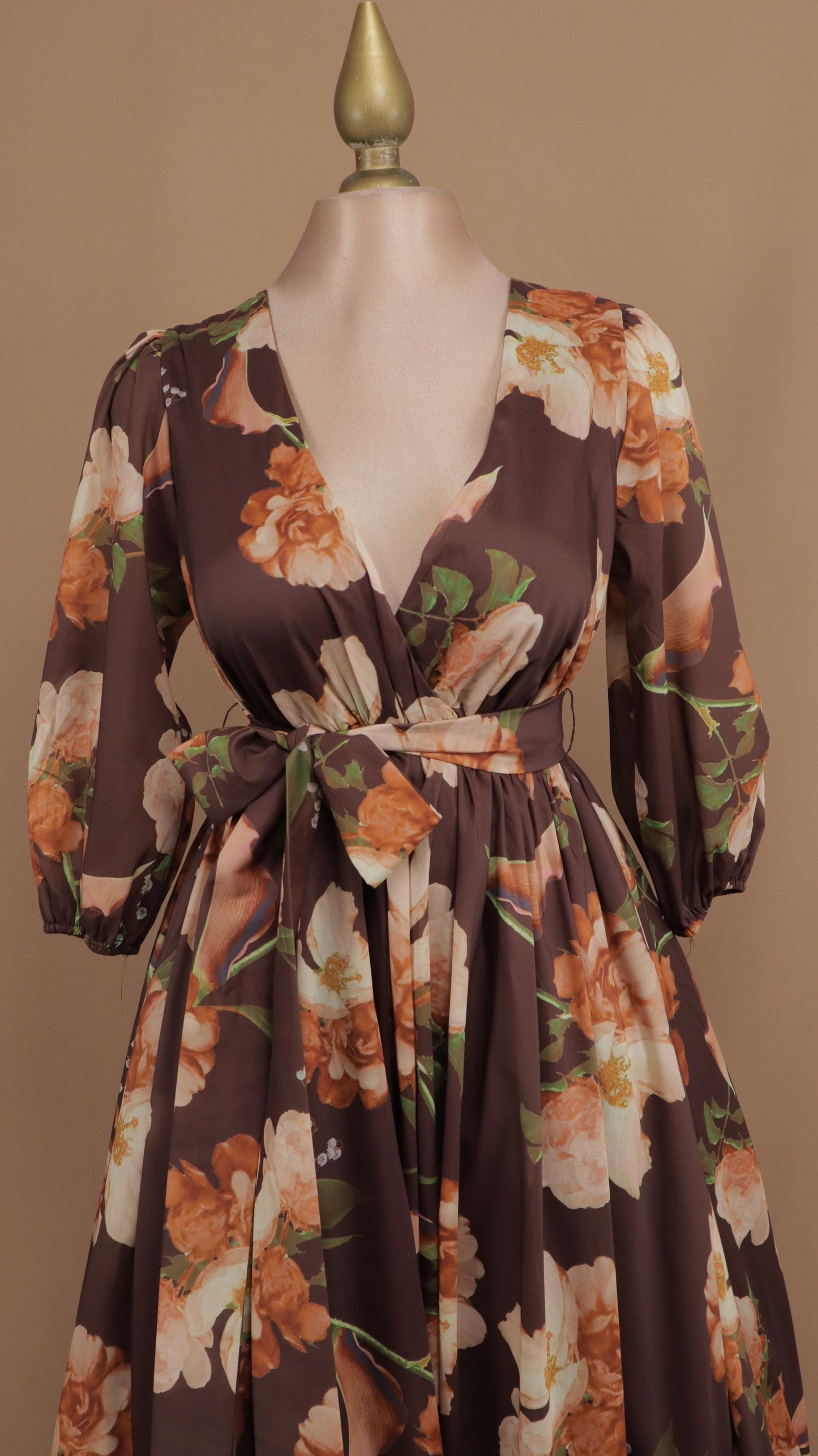 Vestido midi estampado en línea A con manga larga