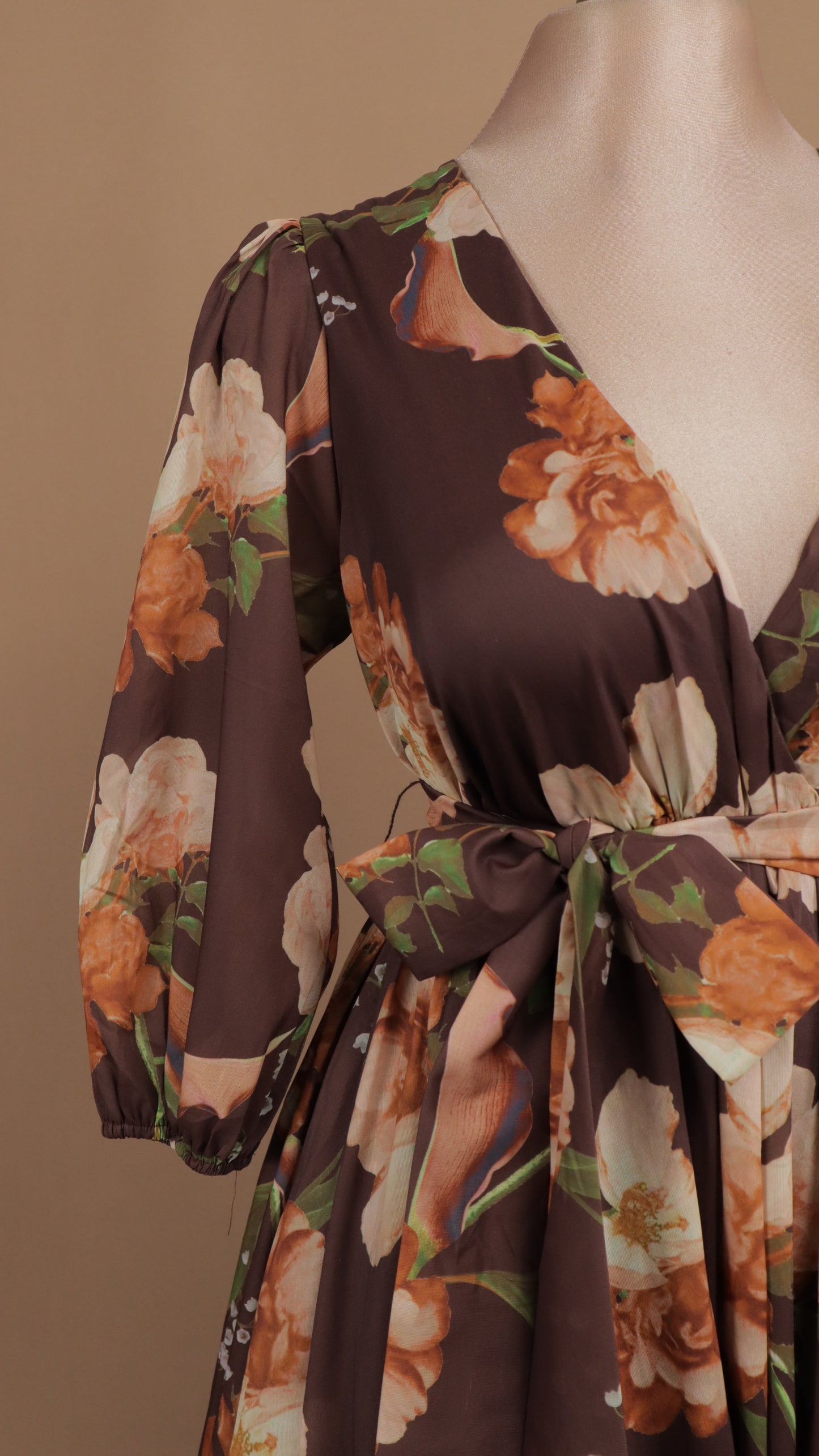 Vestido midi estampado en línea A con manga larga