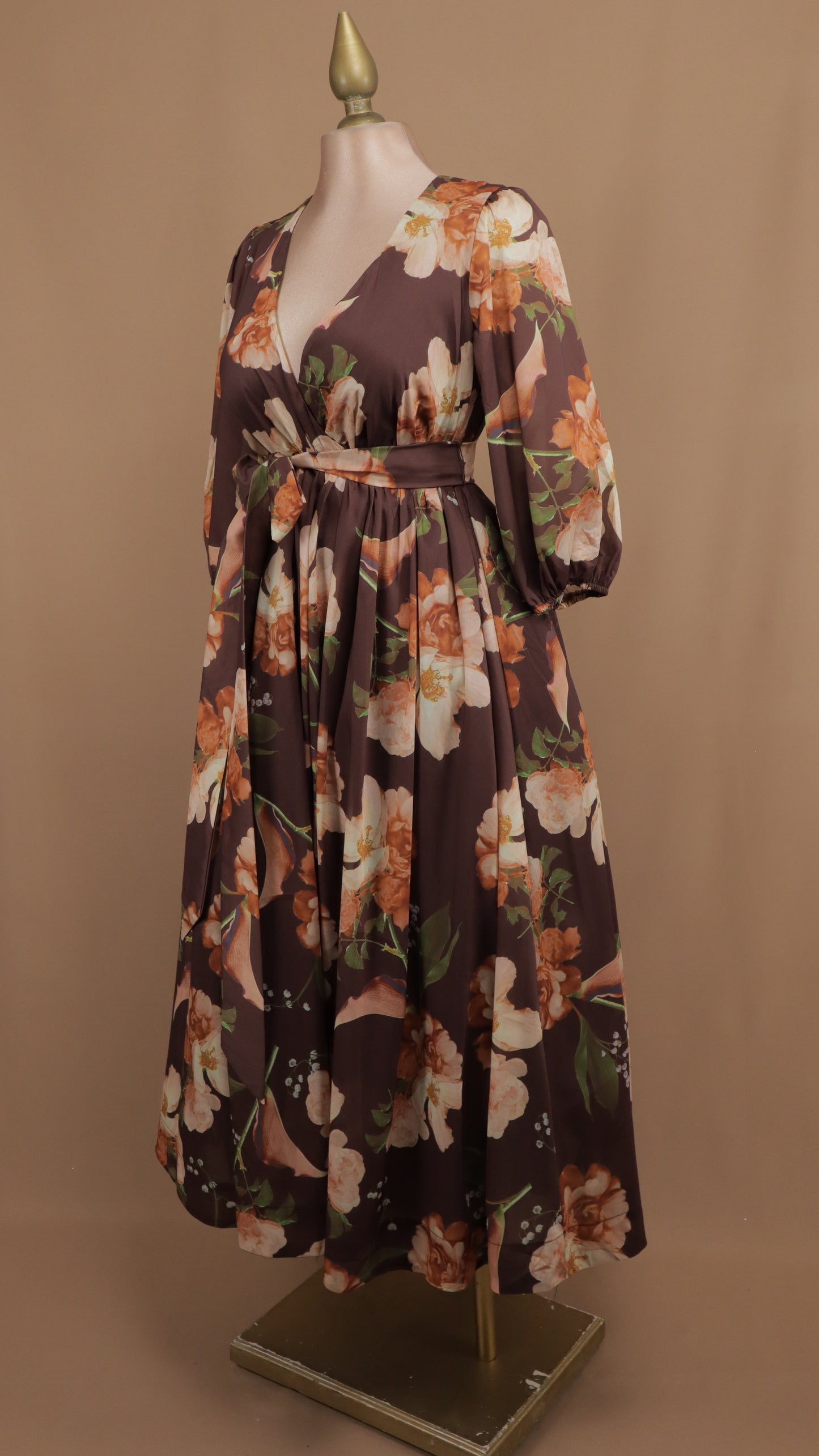 Vestido midi estampado en línea A con manga larga