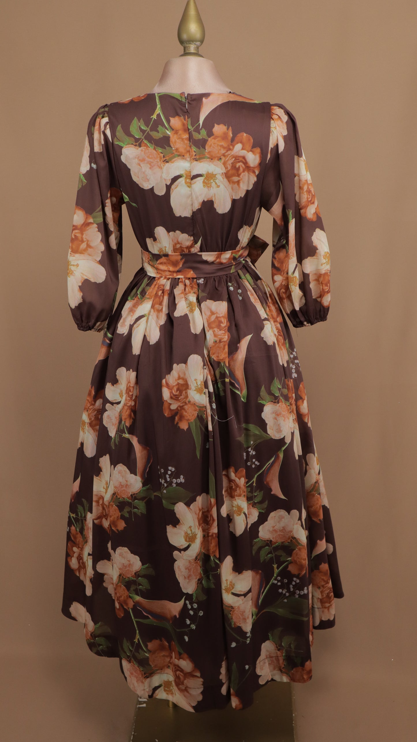 Vestido midi estampado en línea A con manga larga