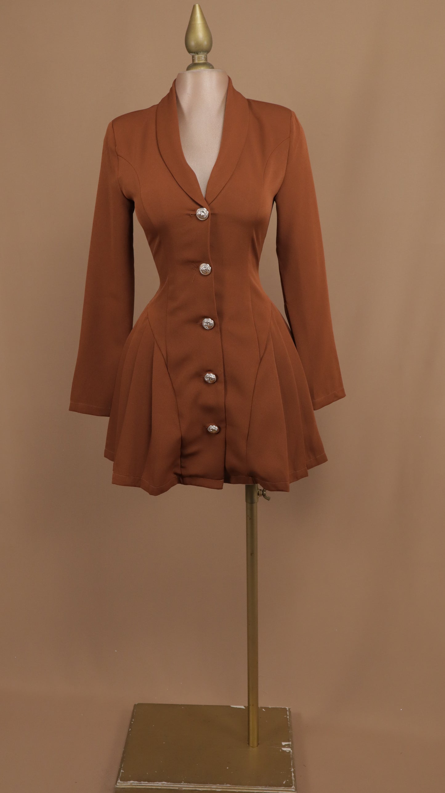 Vestido corto con manga larga y botón dorado