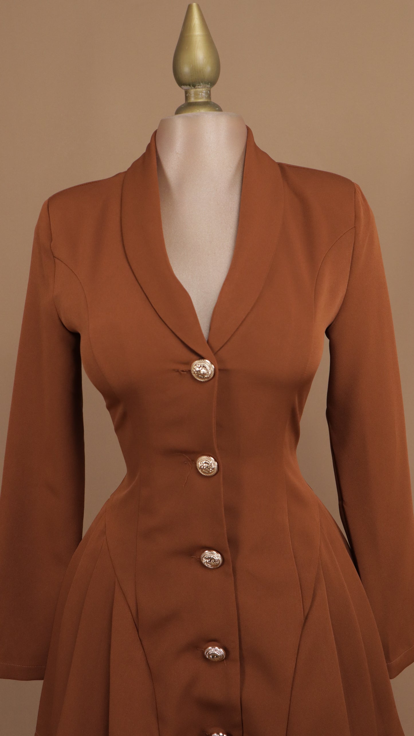 Vestido corto con manga larga y botón dorado