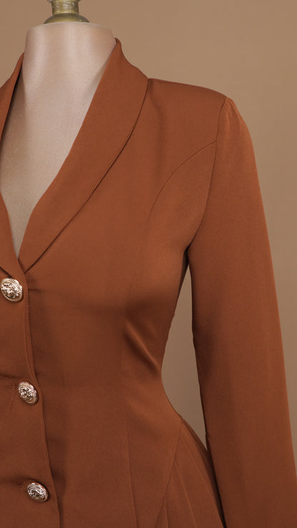 Vestido corto con manga larga y botón dorado