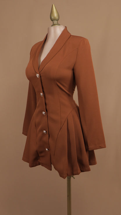 Vestido corto con manga larga y botón dorado