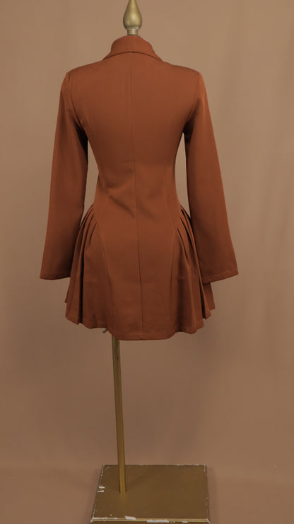 Vestido corto con manga larga y botón dorado