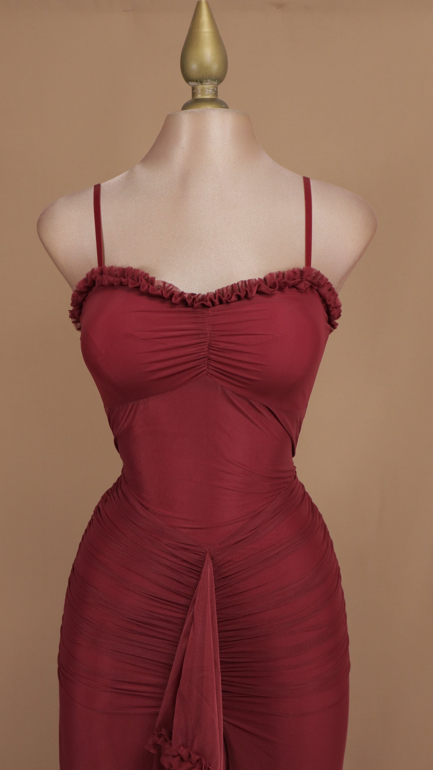 Vestido largo de tirantes con escarola en falda