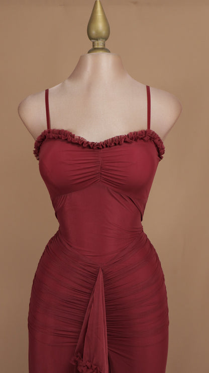 Vestido largo de tirantes con escarola en falda