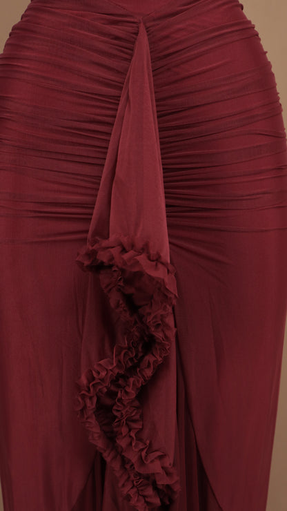 Vestido largo de tirantes con escarola en falda