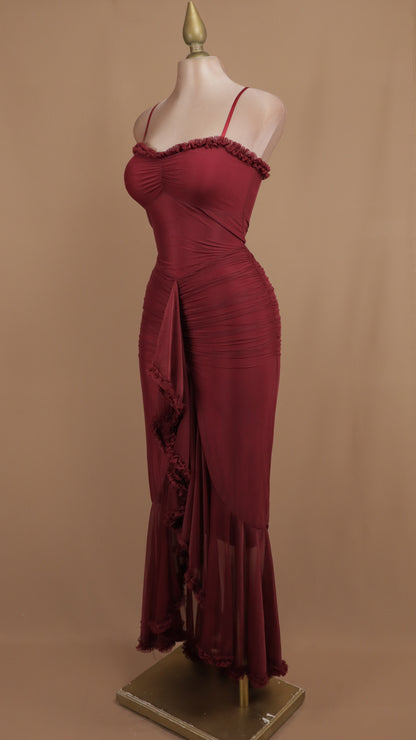 Vestido largo de tirantes con escarola en falda