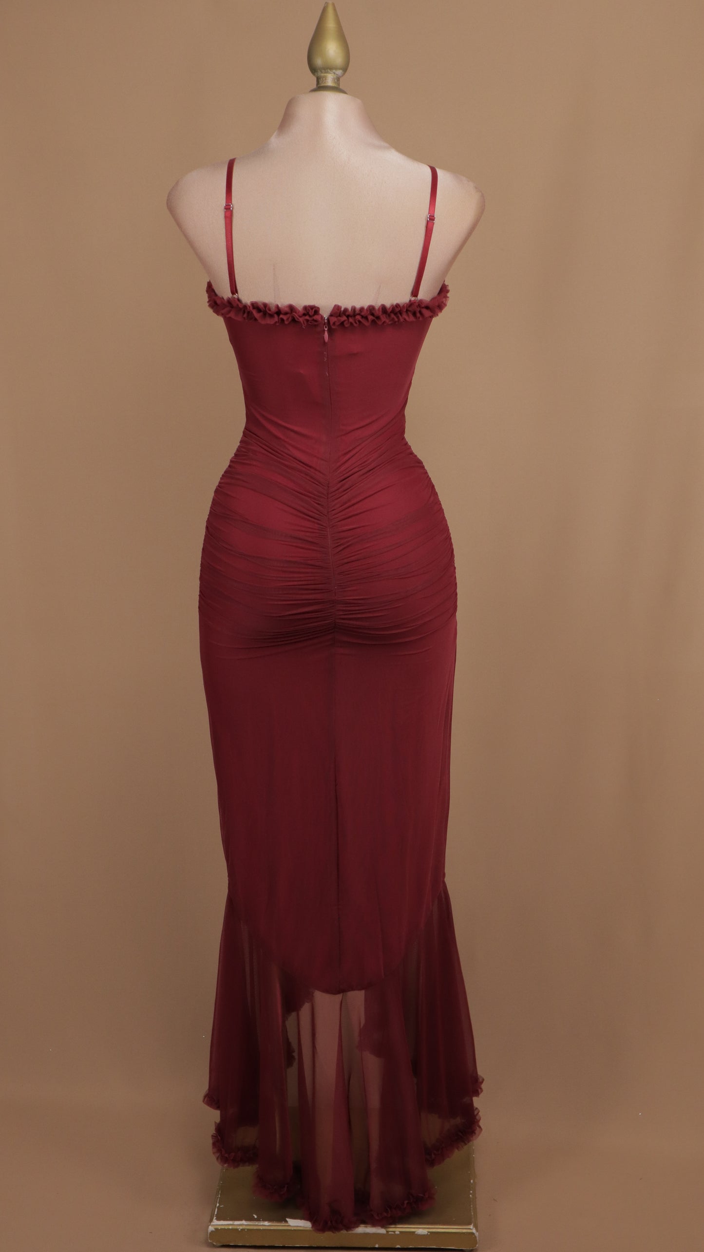 Vestido largo de tirantes con escarola en falda