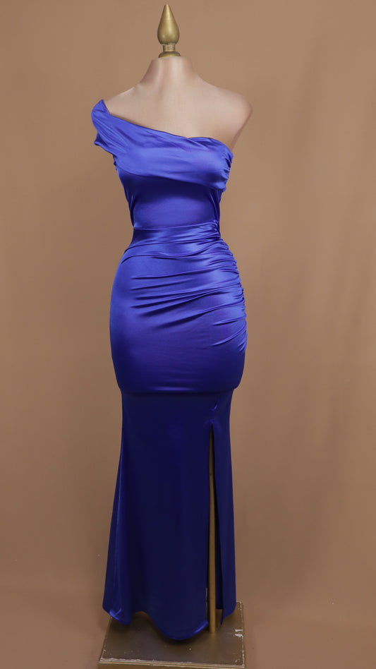 Vestido largo asimétrico con abertura en pierna