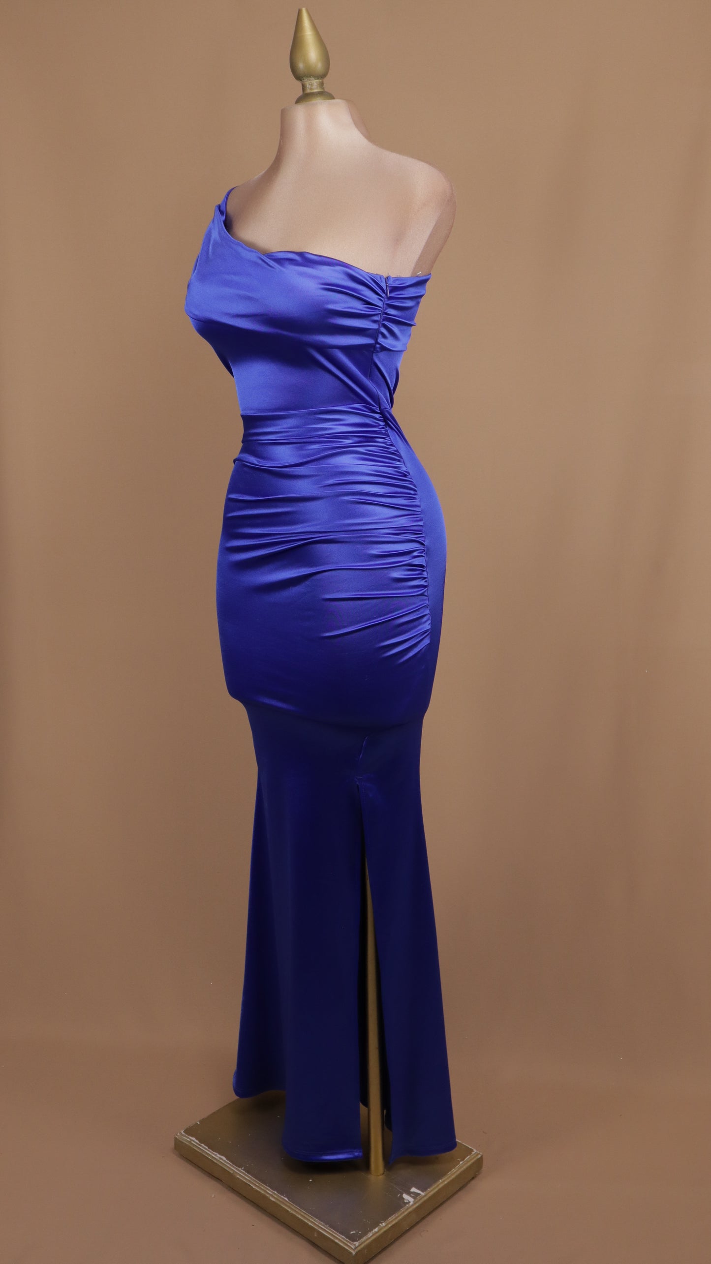 Vestido largo asimétrico con abertura en pierna