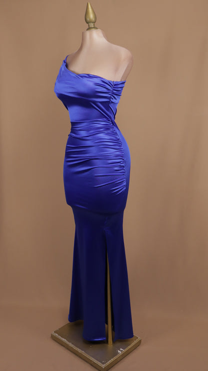 Vestido largo asimétrico con abertura en pierna