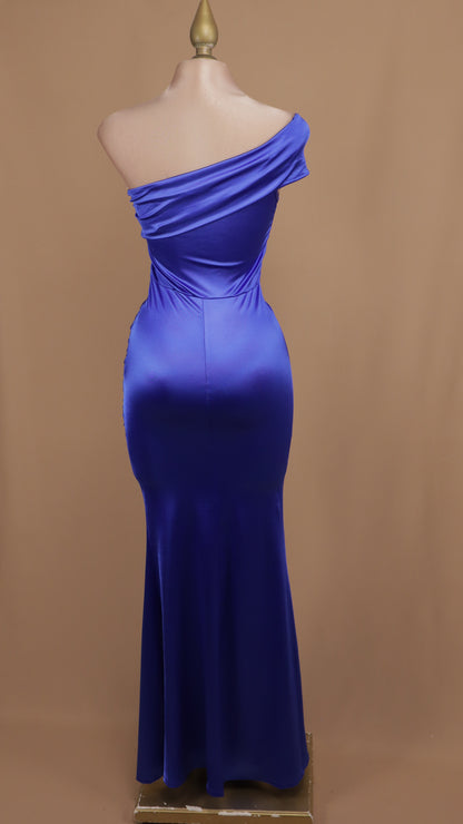 Vestido largo asimétrico con abertura en pierna