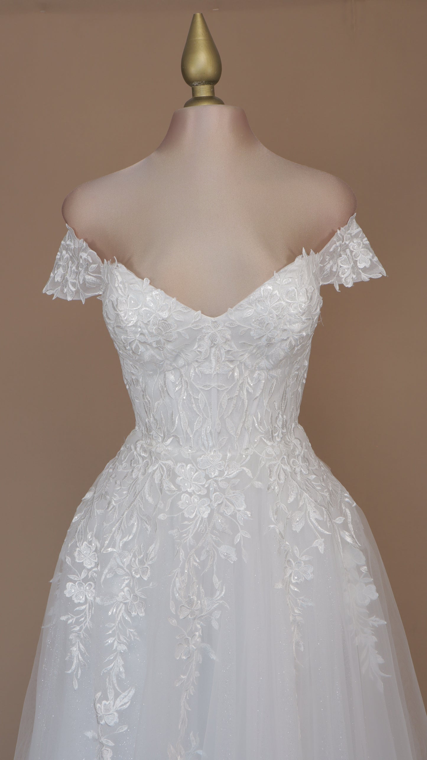Vestido largo de novia con bordado y escote al hombro