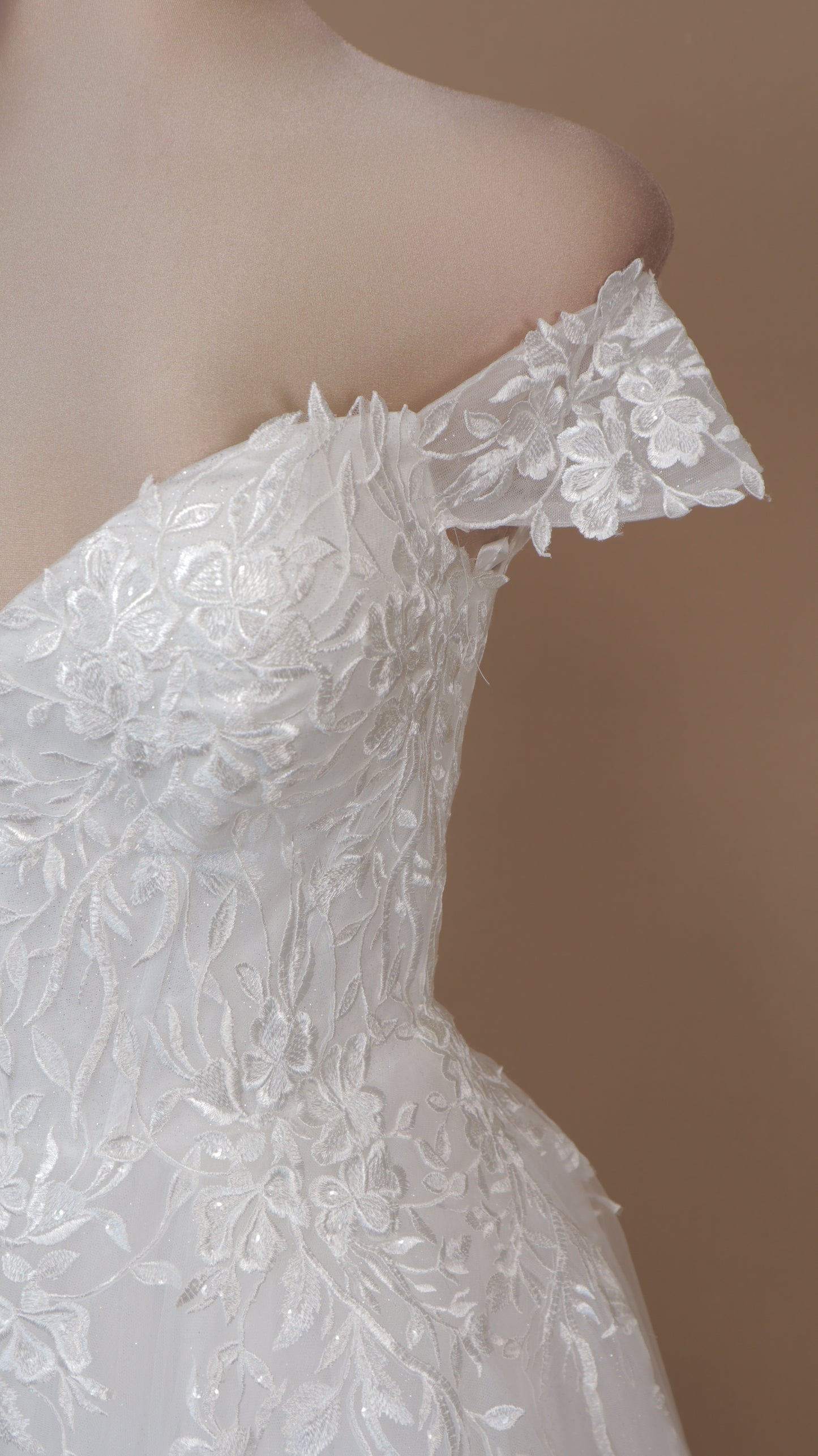 Vestido largo de novia con bordado y escote al hombro