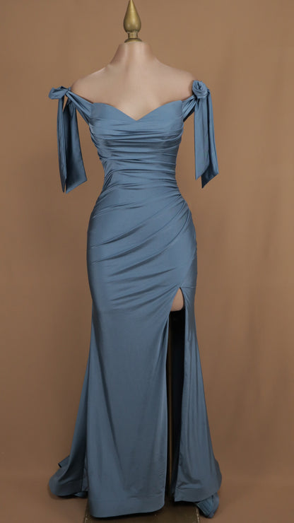 Vestido largo con escote al hombro y abertura en pierna