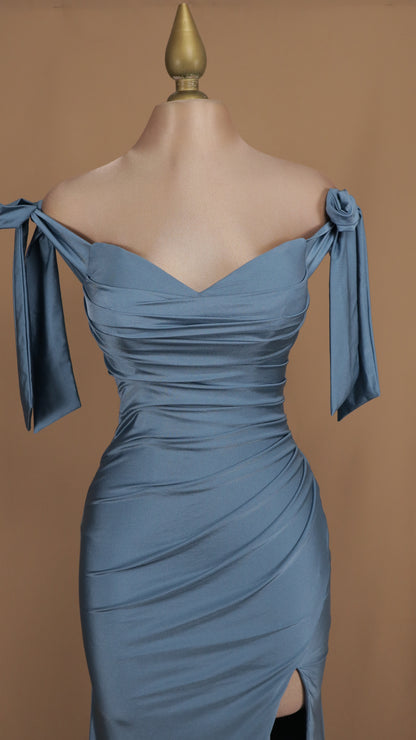 Vestido largo con escote al hombro y abertura en pierna