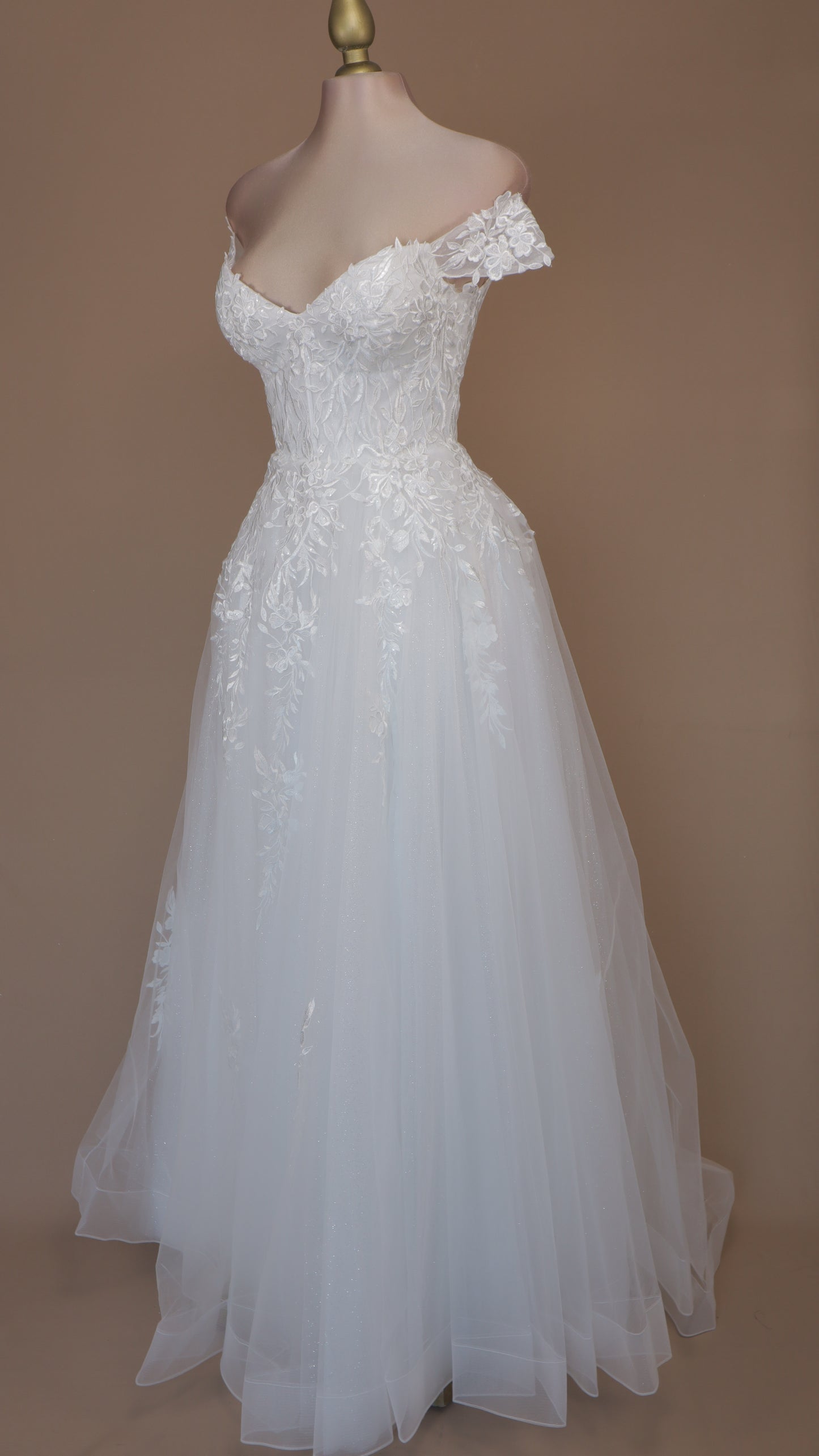 Vestido largo de novia con bordado y escote al hombro