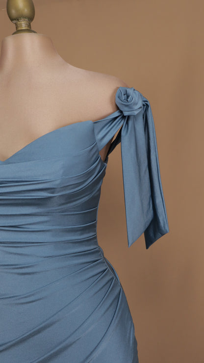 Vestido largo con escote al hombro y abertura en pierna