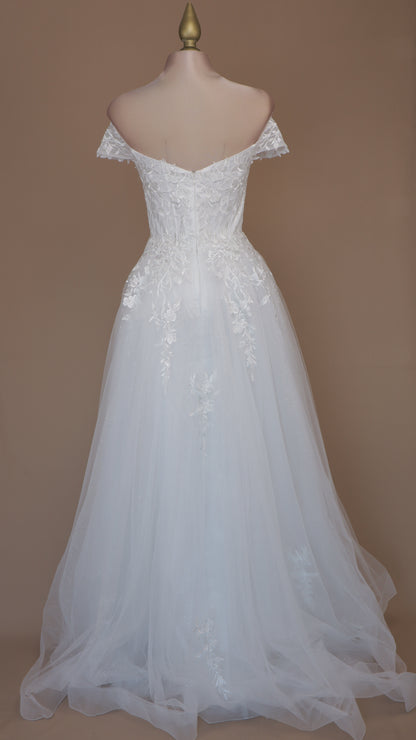 Vestido largo de novia con bordado y escote al hombro
