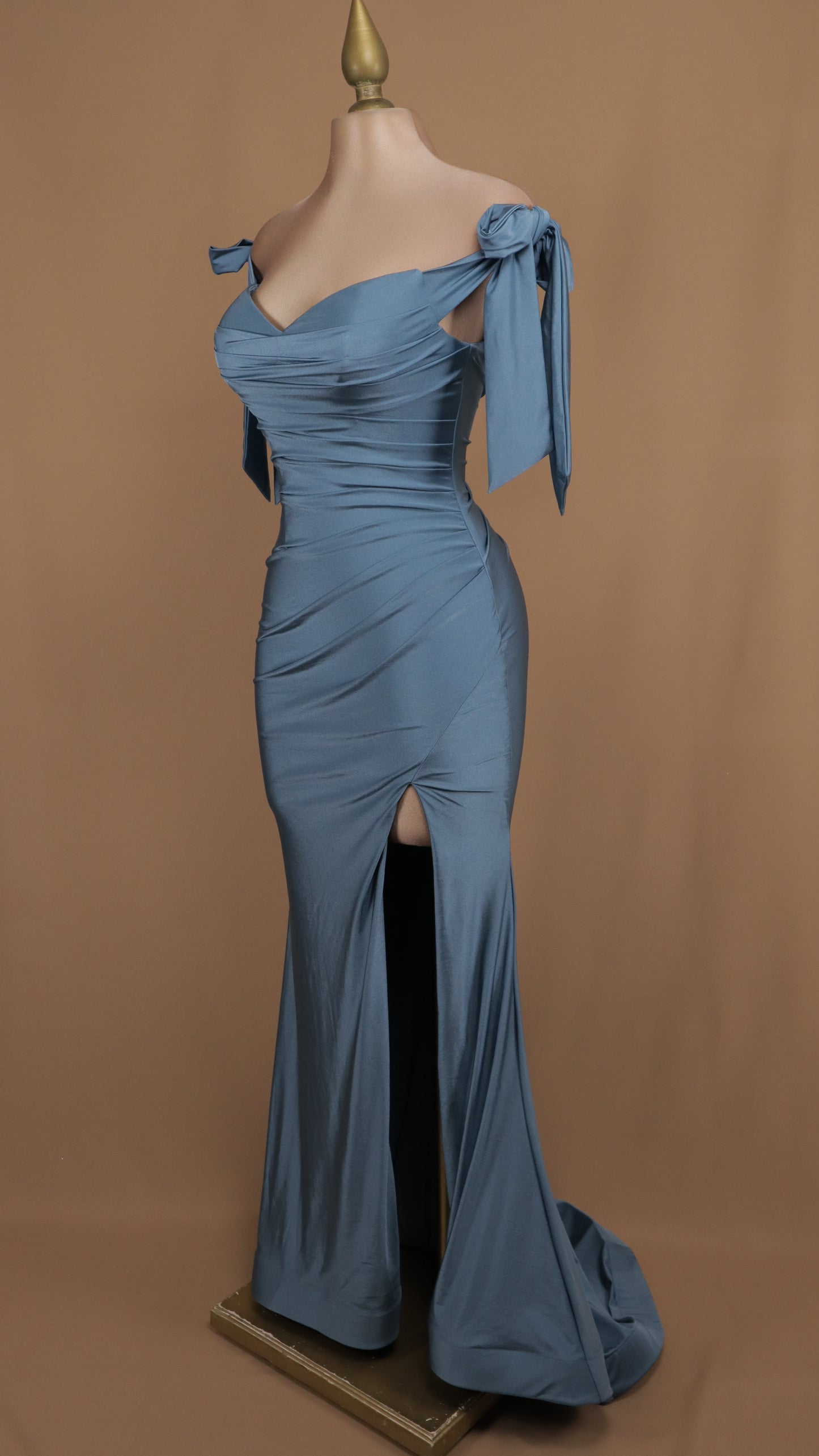 Vestido largo con escote al hombro y abertura en pierna