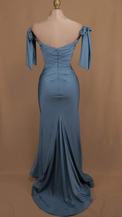 Vestido largo con escote al hombro y abertura en pierna