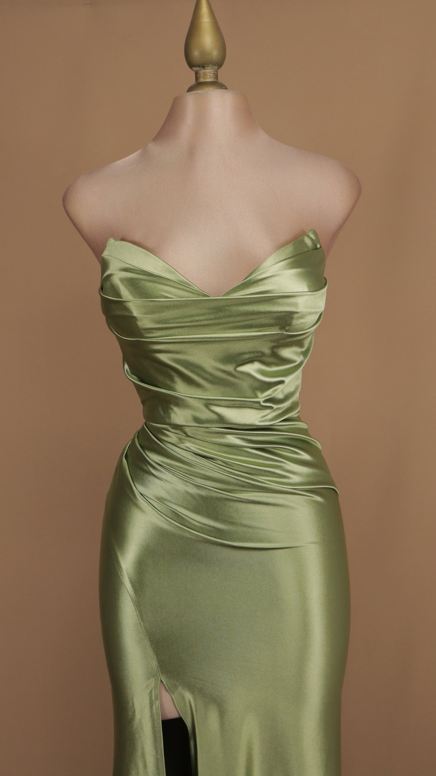 Vestido largo satinado de licra estraple