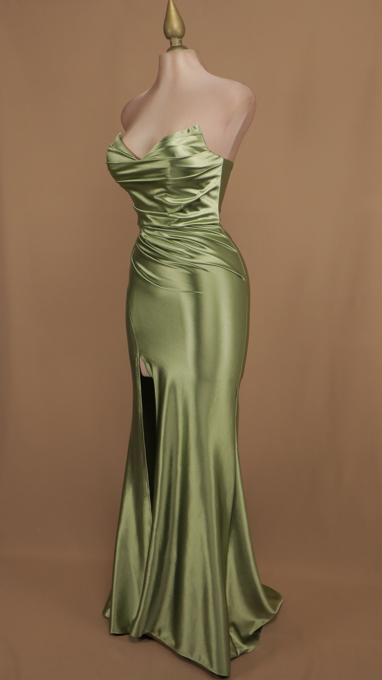 Vestido largo satinado de licra estraple