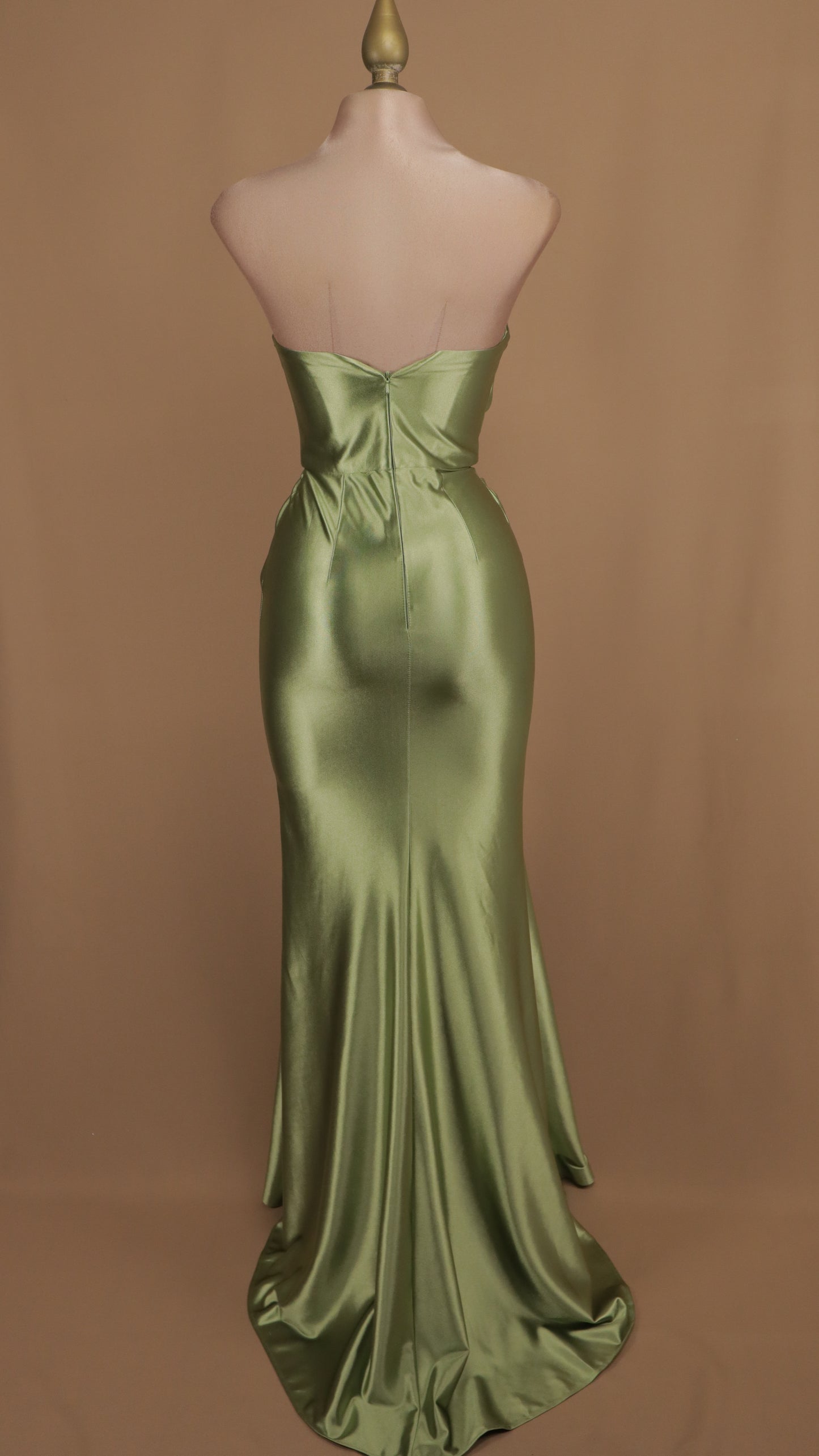 Vestido largo satinado de licra estraple