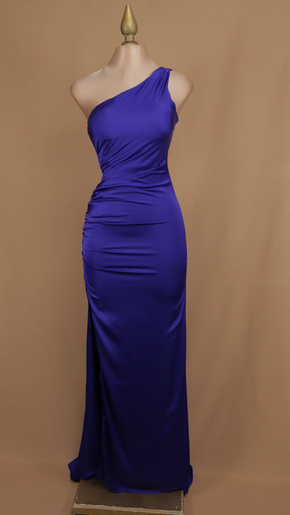 Vestido asimétrico satinado con abertura en pierna