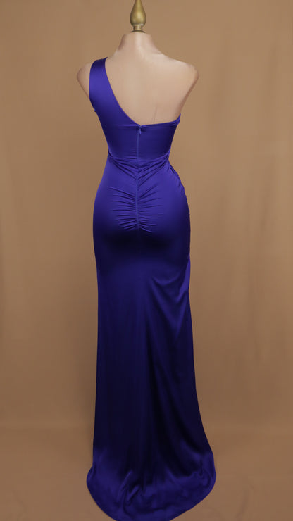 Vestido asimétrico satinado con abertura en pierna