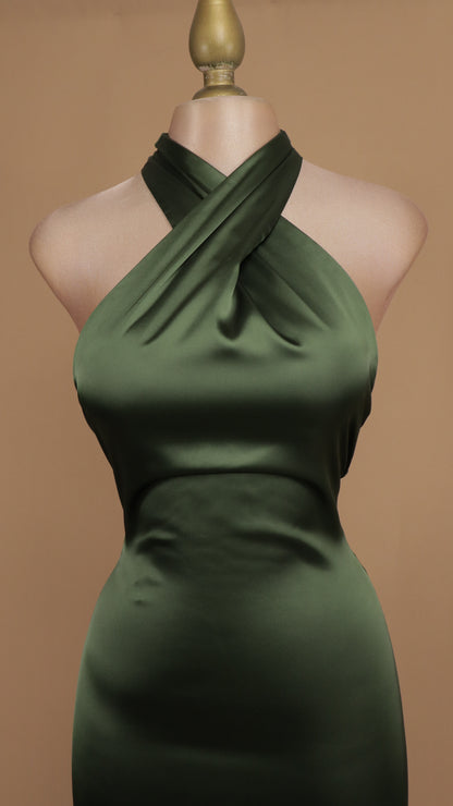 Vestido largo cuello halter satinado