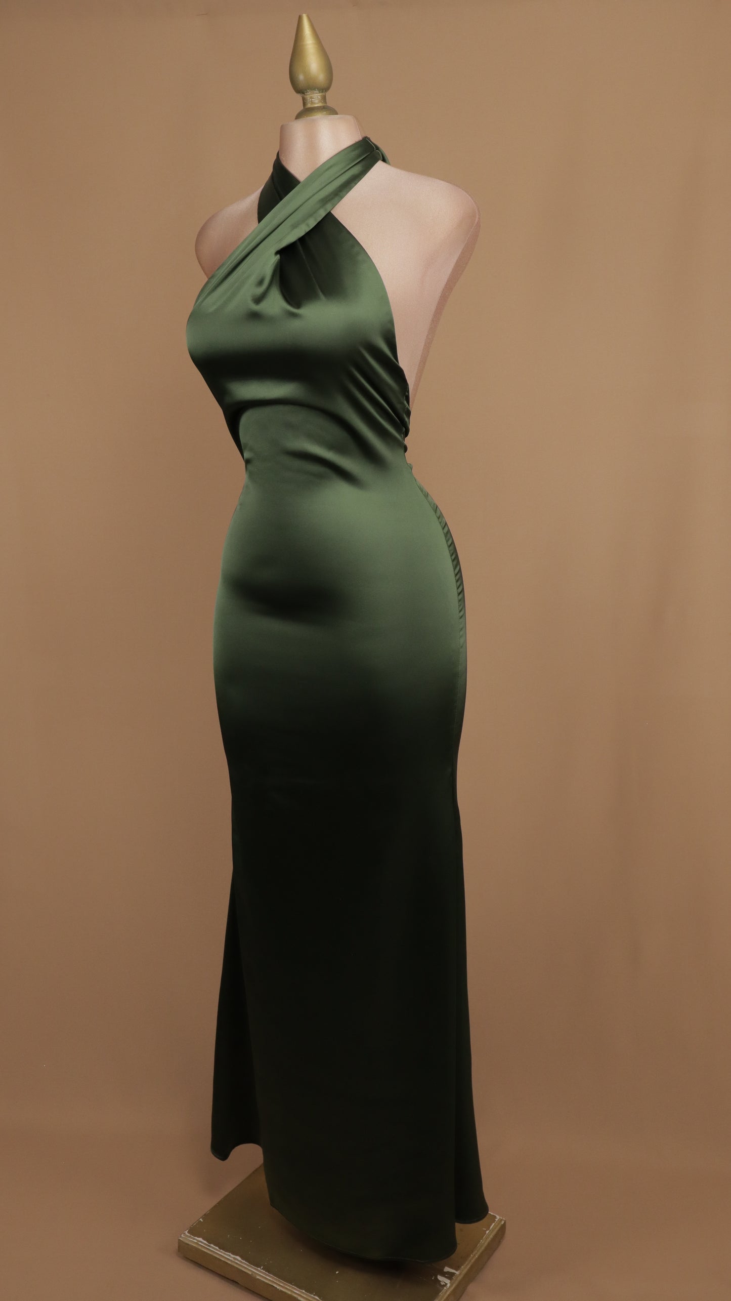 Vestido largo cuello halter satinado