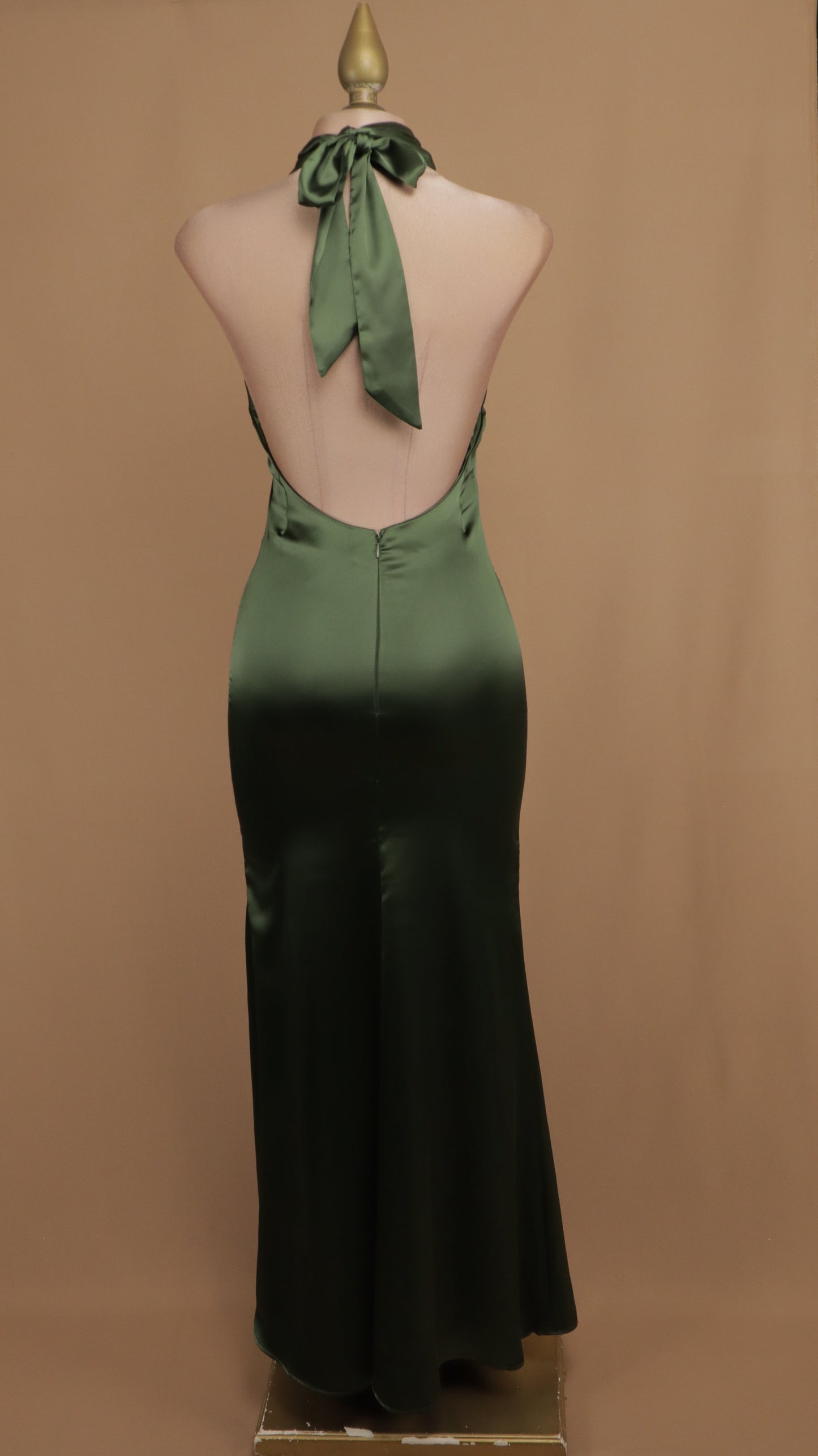 Vestido largo cuello halter satinado