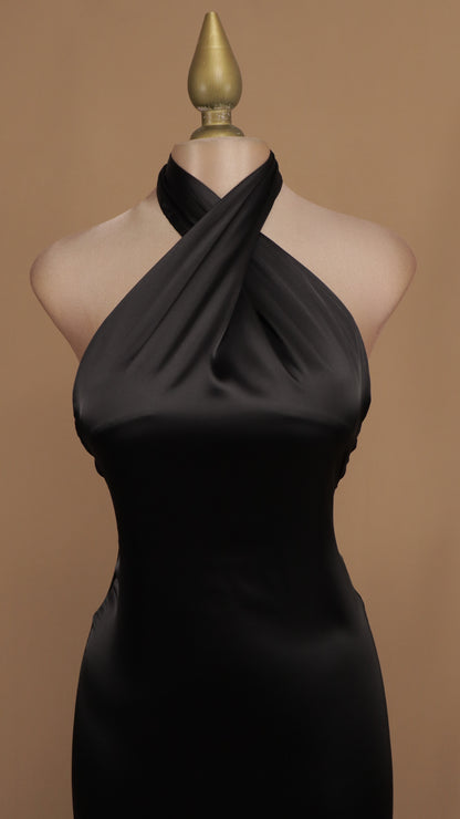 Vestido largo cuello halter satinado