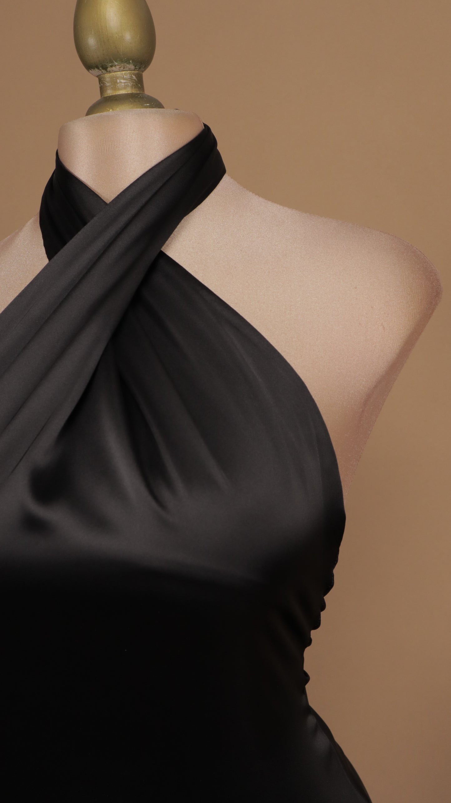 Vestido largo cuello halter satinado