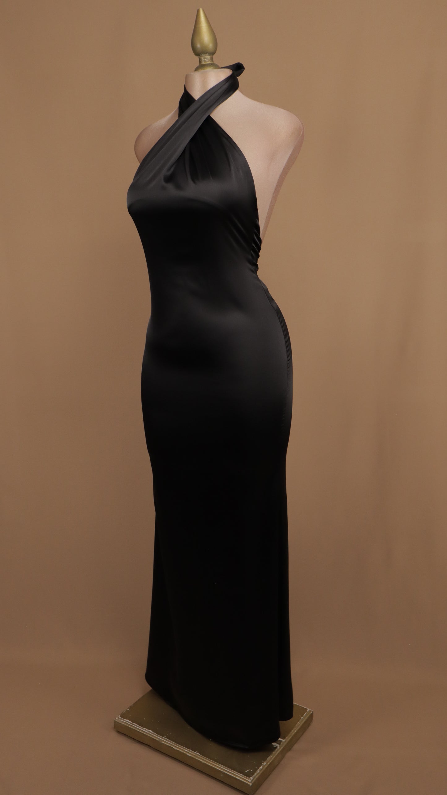 Vestido largo cuello halter satinado