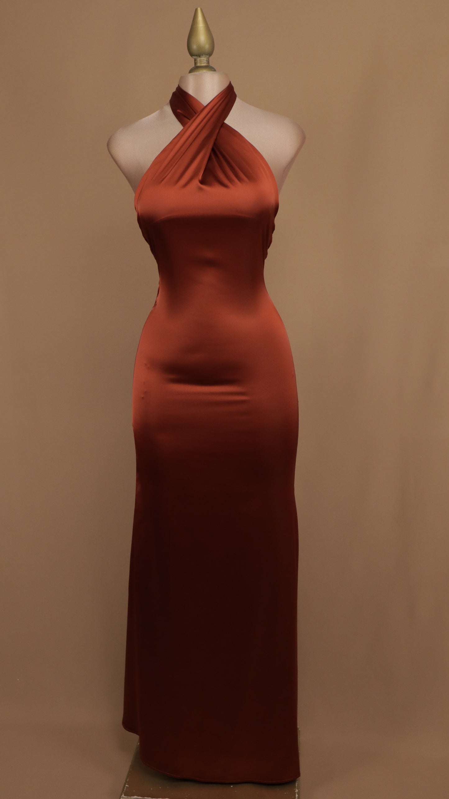 Vestido largo cuello halter satinado