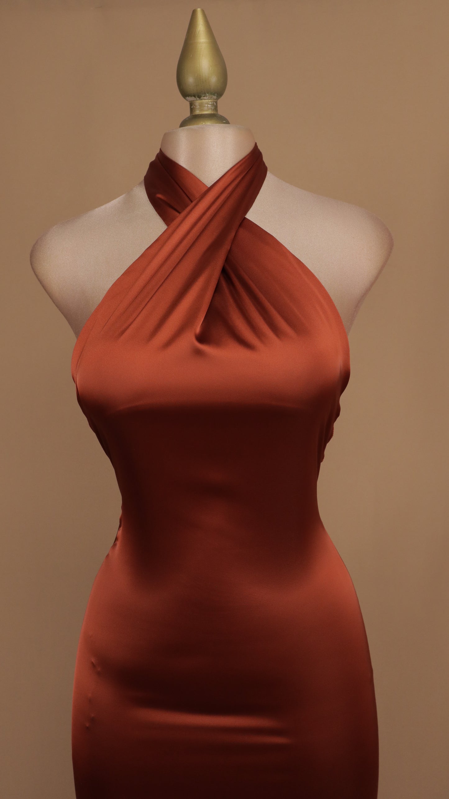 Vestido largo cuello halter satinado