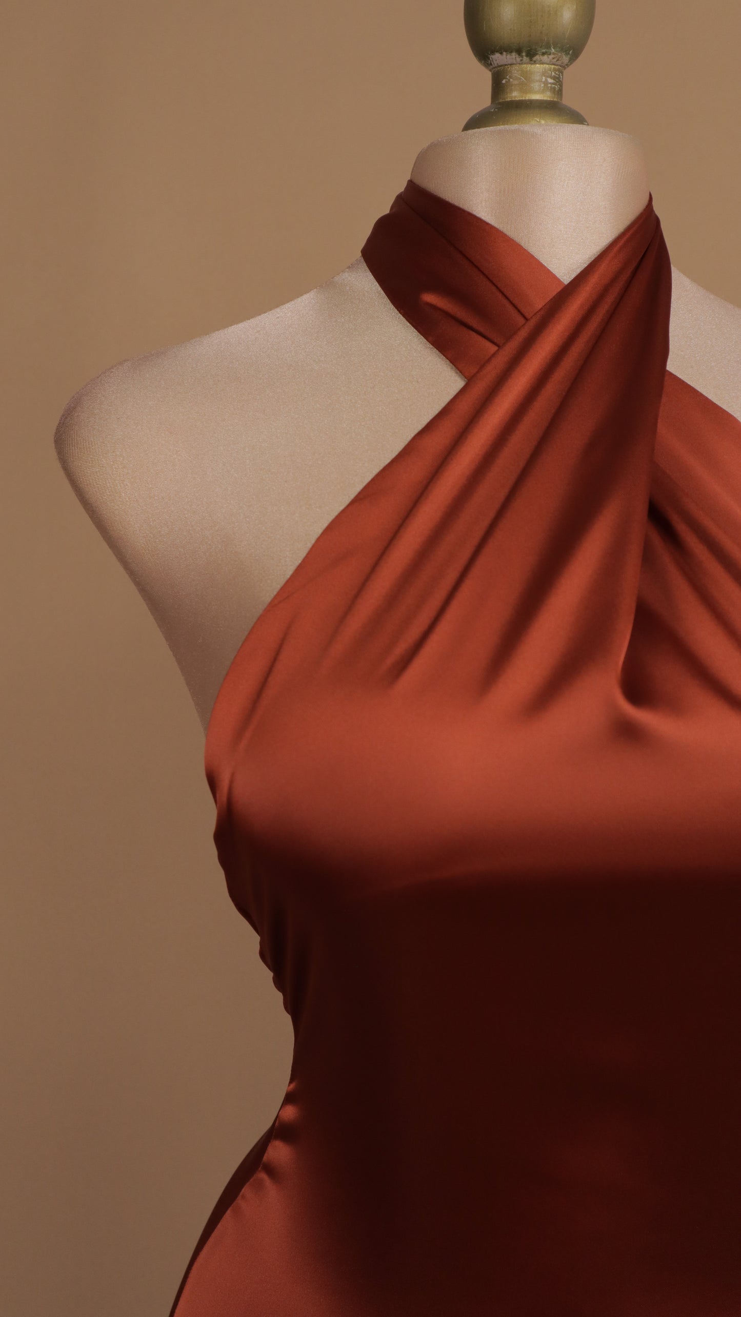 Vestido largo cuello halter satinado