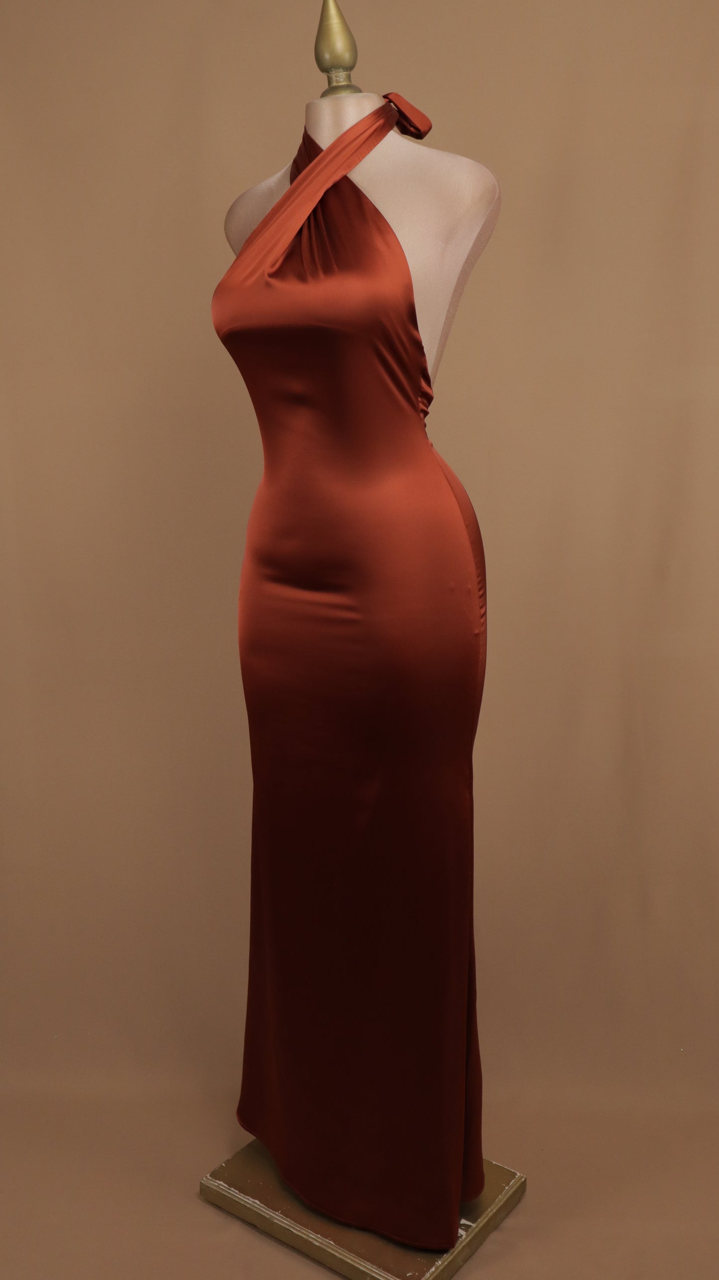 Vestido largo cuello halter satinado