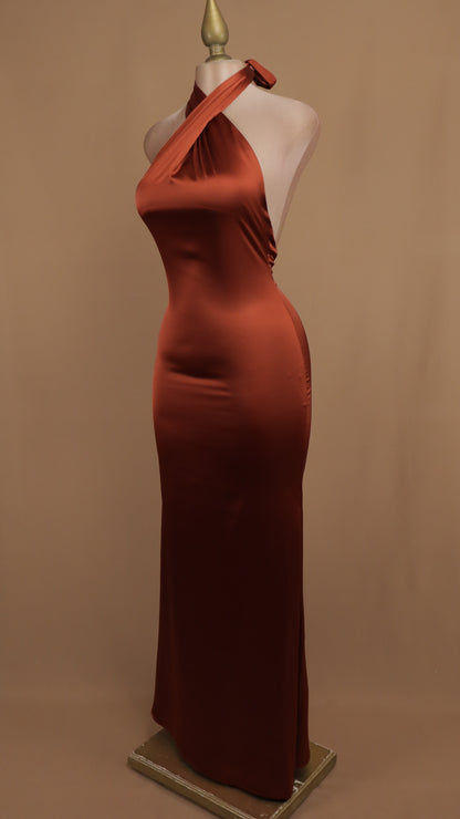 Vestido largo cuello halter satinado