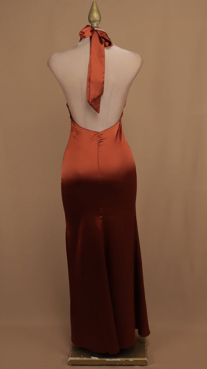 Vestido largo cuello halter satinado