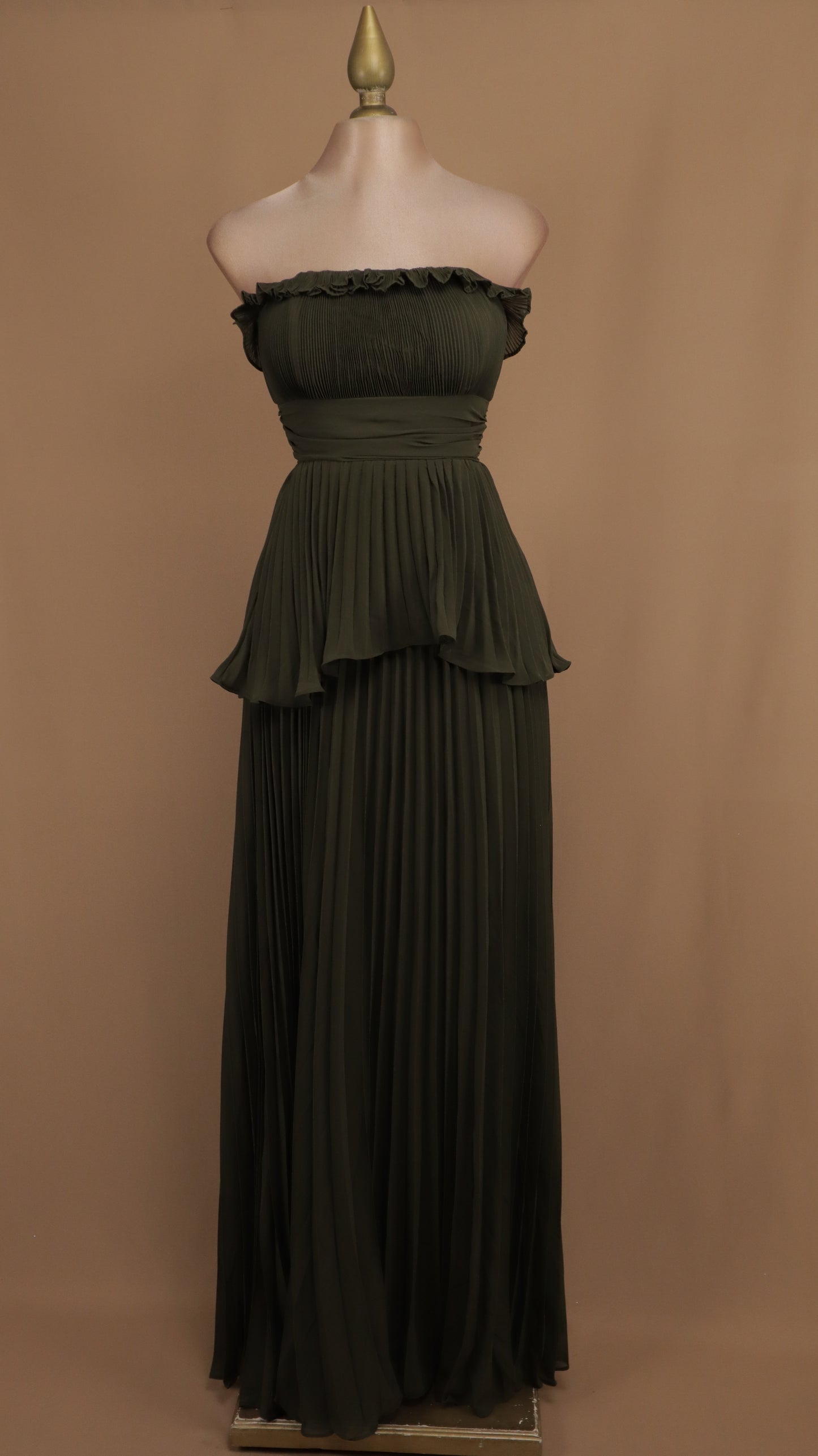 Vestido largo estraple y plisado en falda