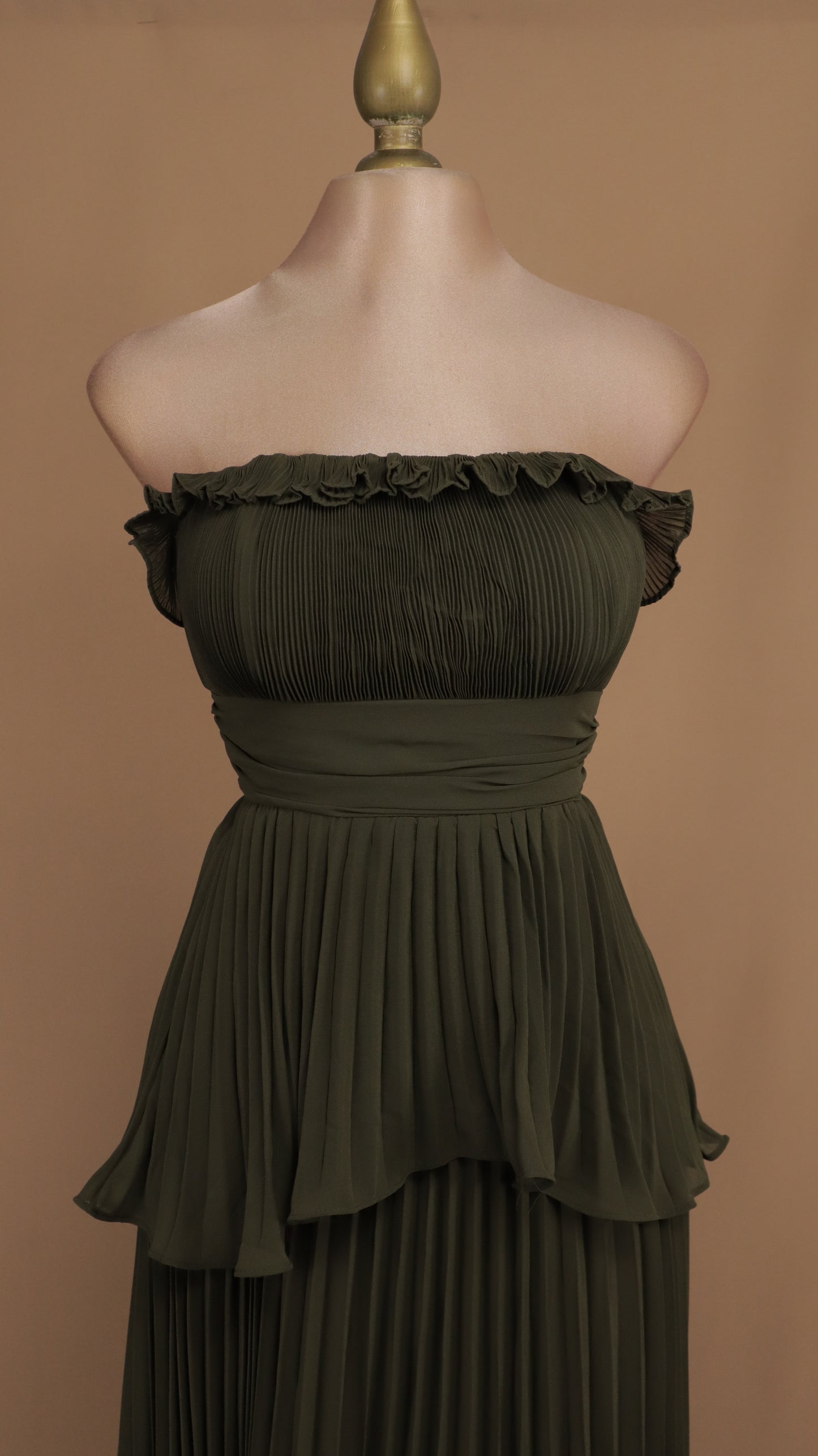 Vestido largo estraple y plisado en falda