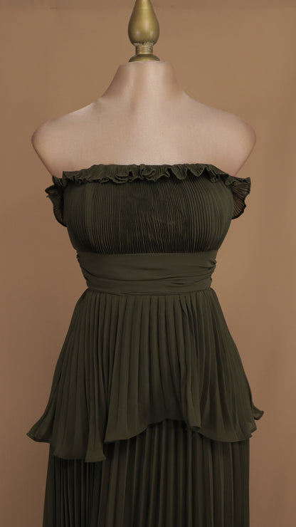 Vestido largo estraple y plisado en falda