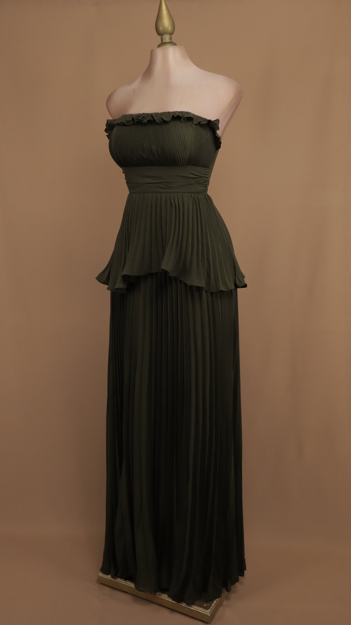 Vestido largo estraple y plisado en falda