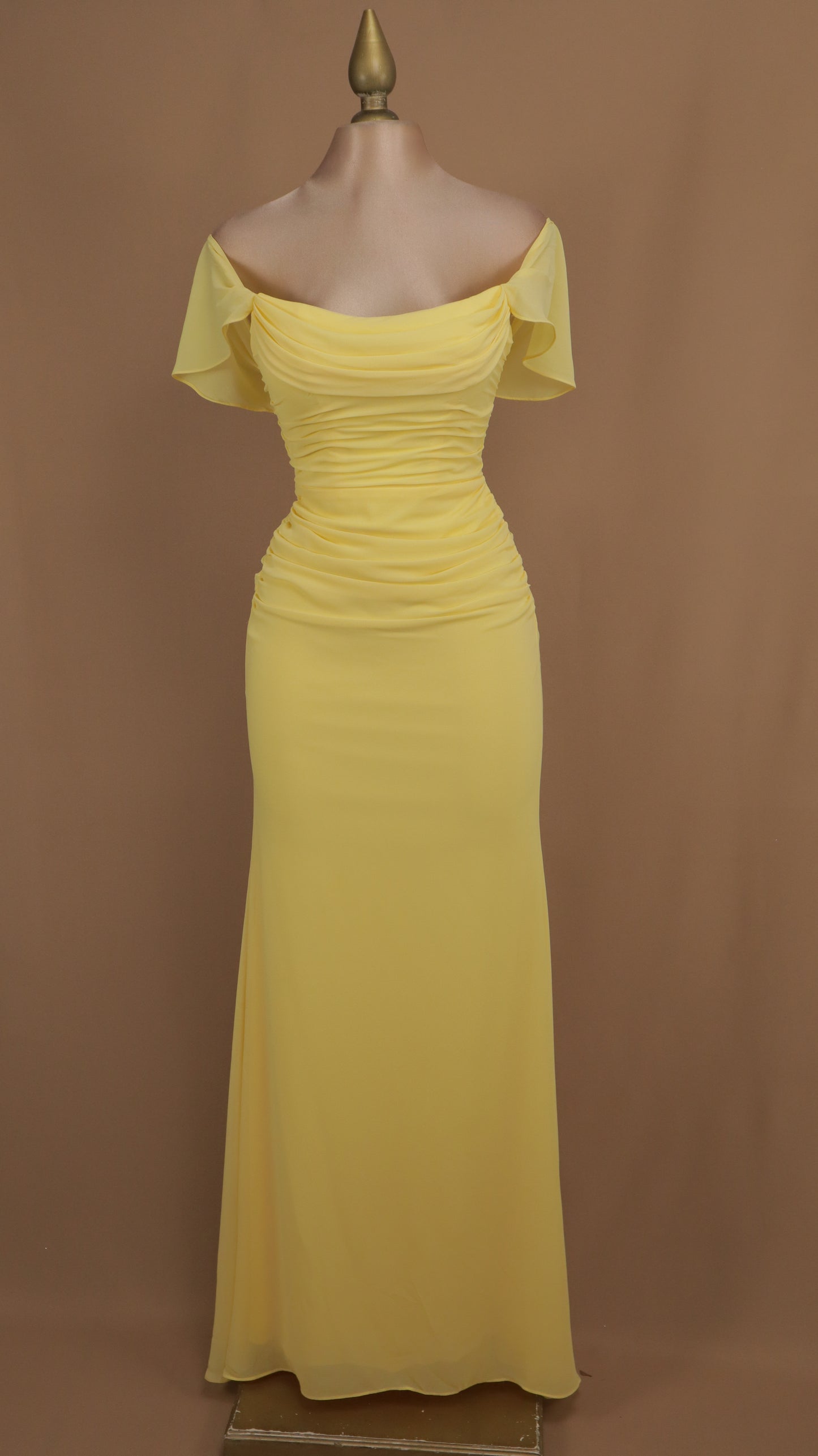 Vestido largo al hombro y plisado de chiffon